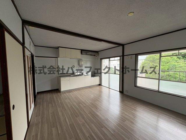 中宮第四住宅69号棟の居間・リビング|こちらの居間で趣味の時間をお楽しみください