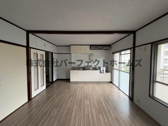 中宮第四住宅69号棟の居間・リビング|こちらの居間で趣味の時間をお楽しみください