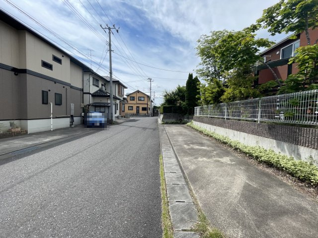 郡山市緑ケ丘東　中古戸建の前面道路含む現地写真|前面道路は交通量が少ない為縦列駐車でも安心してゆっくり駐車可能です。2台駐車ならだいぶスペースも残りますので駐車も楽々可能です。
