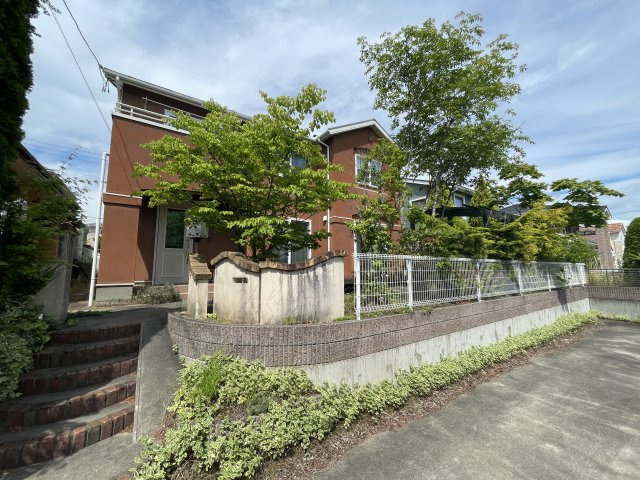 郡山市緑ケ丘東　中古戸建の外観|路面に面した縦列３台のため間口が狭い縦列と違い駐車しやすいです。
