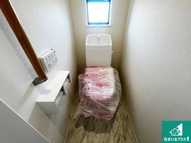 八尾市長池町　新築一戸建てのトイレ|1・2階の2ヶ所にあるので、朝の忙しい時間の順番待ちもなく、深夜の利用にも大変便利です。