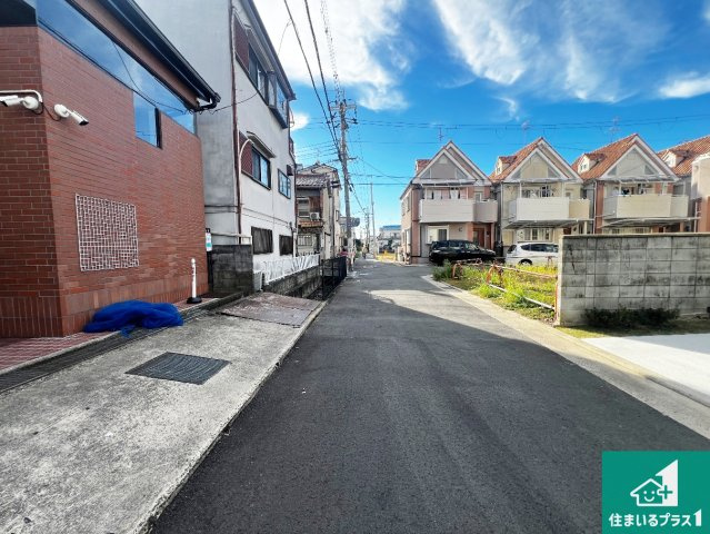 八尾市長池町　新築一戸建ての前面道路含む現地写真|周辺は閑静な住宅街！前面道路広々で車の出し入れも便利です。駐車が苦手な方でも安心して車庫入れできます！