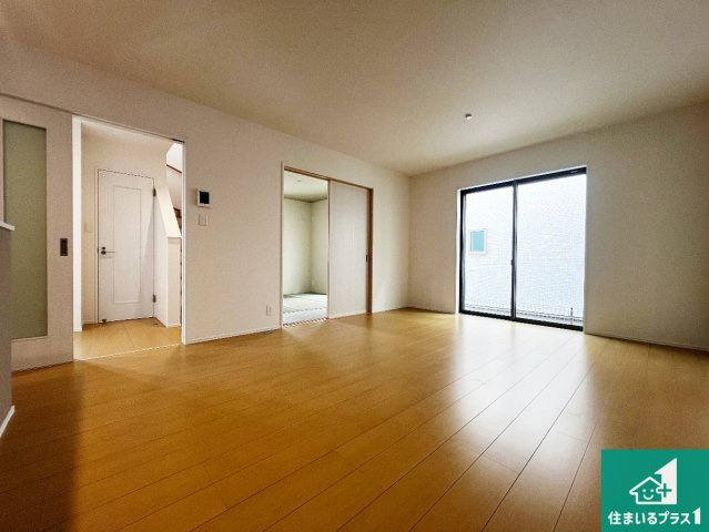 八尾市長池町　新築一戸建ての居間・リビング|日当たり良好の明るいリビングで朝の目覚めもスッキリできそう！対面キッチンでご家族のコミュニケーションも自然と増える設計！小さなお子様が遊ぶスペースを作っても広々とくつろげるLDK！