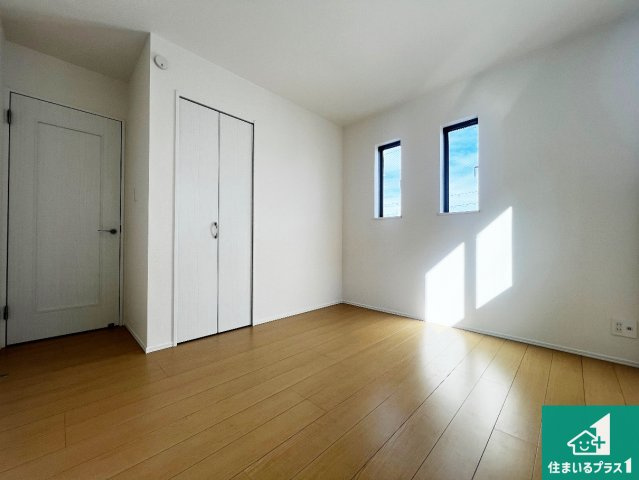 八尾市長池町　新築一戸建ての洋室|シンプルな洋室は、自分好みのインテリアが楽しめます♪ご家族とインテリアや家具を選びに行くのは新築購入時の醍醐味の一つです。ぜひお楽しみください♪