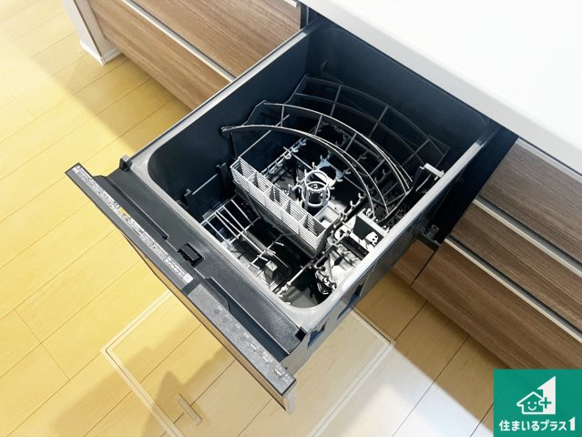 八尾市長池町　新築一戸建ての設備|食事後の一仕事、食器洗いをボタン一つでお任せできちゃいます！場所を取らないビルトイン式なので、お料理スペースもしっかり確保！