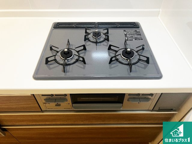 八尾市長池町　新築一戸建ての設備|ダブル高火力Ｓｉセンサー付きコンロ！３口あるので、まとめて料理をする時も大活躍！