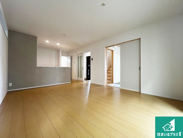 八尾市長池町　新築一戸建ての居間・リビング|シンプルなリビングは、観葉植物等のインテリアを楽しめますね！パパ好みにも、ママ好みにも家具次第で雰囲気を変えることができます！