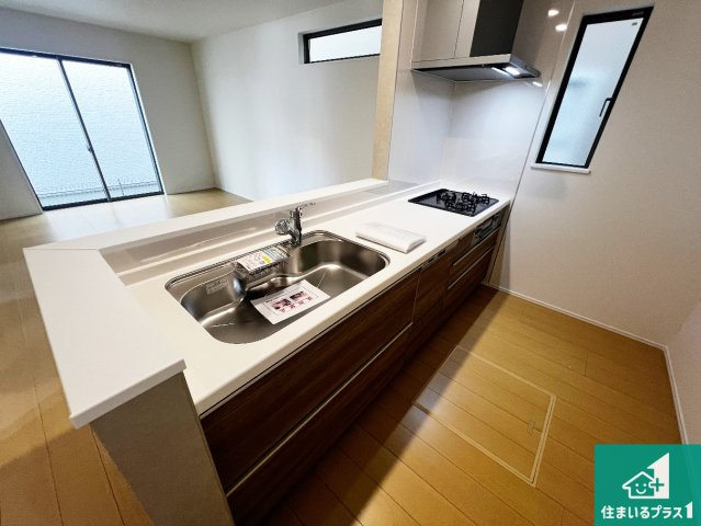 八尾市長池町　新築一戸建てのキッチン|リビングと統一感があり、使い勝手のいいキッチン。広々としているので、二人並んで作業が出来ちゃいます。お子様と一緒に色々なお料理に挑戦できるスペースがあります。