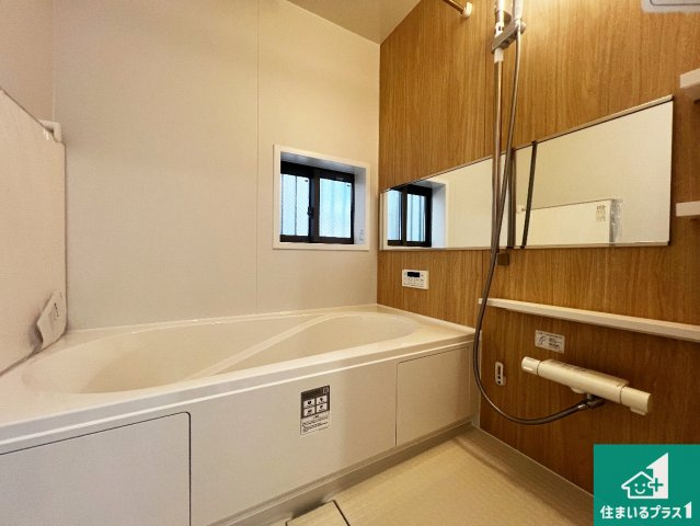 八尾市長池町　新築一戸建ての浴室|足をゆったり伸ばして寛げる浴槽です。窓が設けられていますので差し込む光が明るく穏やかな雰囲気にしてくれます♪浴室乾燥機も設置しているので、雨の日の洗濯物も安心です♪