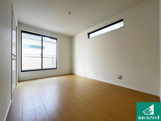 八尾市長池町　新築一戸建ての洋室|シンプルな洋室は、自分好みのインテリアが楽しめます♪ご家族とインテリアや家具を選びに行くのは新築購入時の醍醐味の一つです。ぜひお楽しみください♪