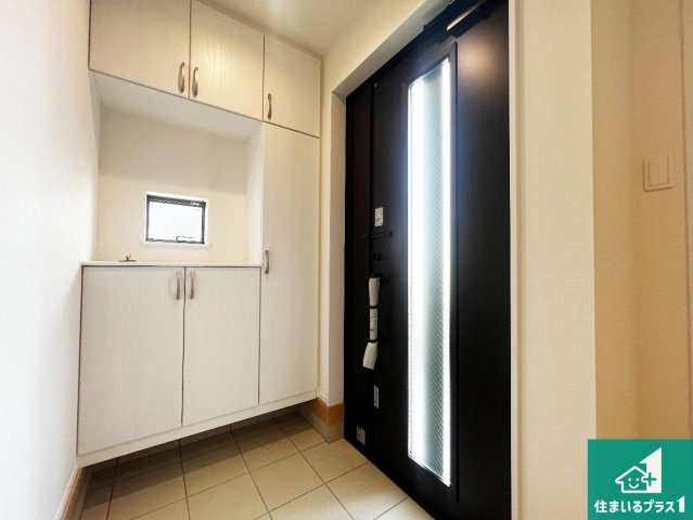 八尾市長池町　新築一戸建ての玄関|シューズボックスにはたくさんの靴が収納できるので玄関周りはいつもスッキリ！ご家族が増えても安心！