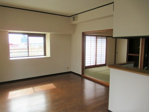 ライオンズマンション六ッ門第2【キャッシュバック対象物件】の居間・リビング|こちらのリビングで趣味の時間をお楽しみください