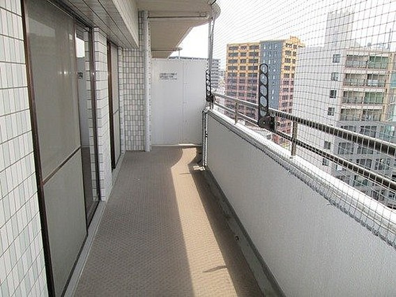 ライオンズマンション六ッ門第2【キャッシュバック対象物件】のバルコニー|外からの目が気にならないバルコニーで洗濯物が干せます