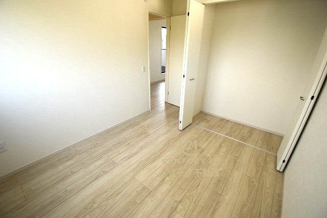 Terrace　ひたちなか市武田　1期 　2の洋室|折戸を開くと壁面クローゼット。衣類が横一列に並ぶためひと目で洋服が選びやすい！衣類をたくさんお持ちの方もスッキリ片付きます♪