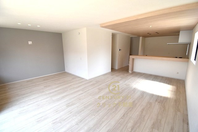 Terrace　ひたちなか市武田　1期 　2の居間・リビング|おしゃれな家具やカーテンもより映える明るいリビングです。ソファーを置いてもまだまだ余裕の広さ♪ お好みのインテリアで至福の時間をお楽しみください！