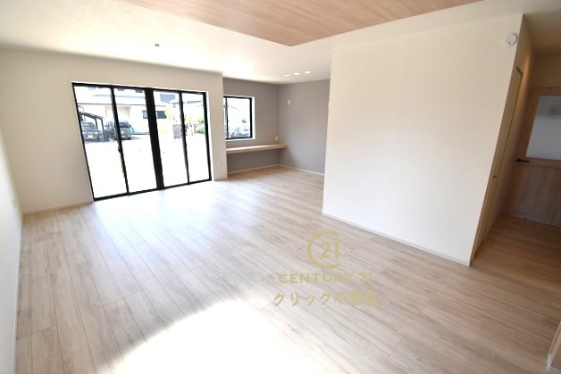 Terrace　ひたちなか市武田　1期 　2の居間・リビング|リビングのカウンターは家族共有のパソコンを置いたり、ちょっとした書き物ができたりする、自由で便利なスペースです。空間にゆとりがあると自然に寛げます。