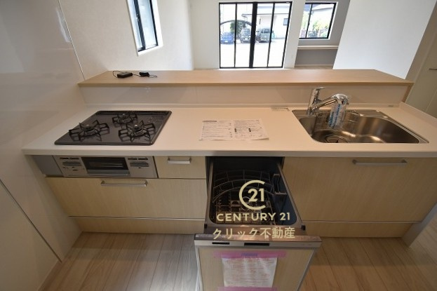 Terrace　ひたちなか市武田　1期 　2のキッチン|ワイドなカウンターと高い収納力で、ご夫婦で、またお子様と一緒に料理をするにも十分な広さ。食事の後片付けもラクラクの食洗機つき♪水道代の節約になり、気になる手荒れも防げそう！