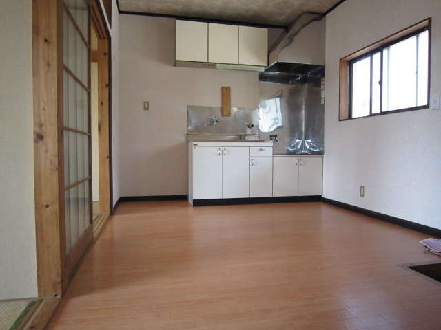 第一小島ハイツ1号棟の居間・リビング