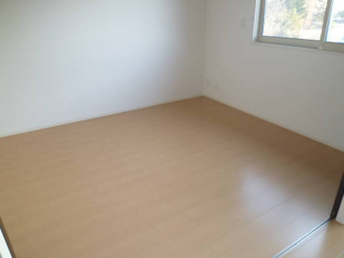 モンタンヴェールの寝室|洋室6帖、収納もございます。