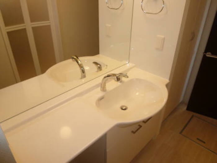 モンタンヴェールの独立洗面台|ホテルのような大型鏡付き洗髪洗面化粧台です。