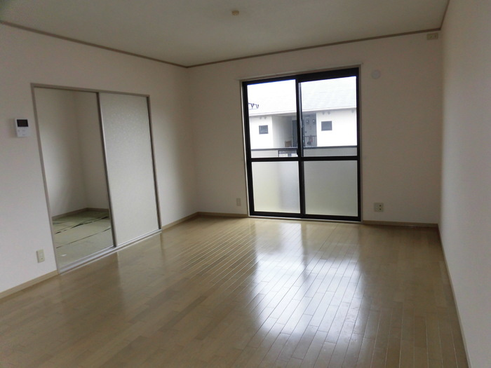 プレミールHAMA Cの居間・リビング|ゆったり過ごせる居間です