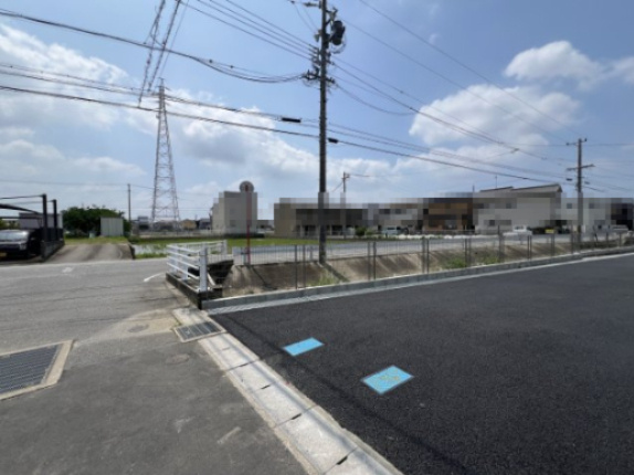 高浜市小池町第2　全5棟　4号棟の前面道路含む現地写真