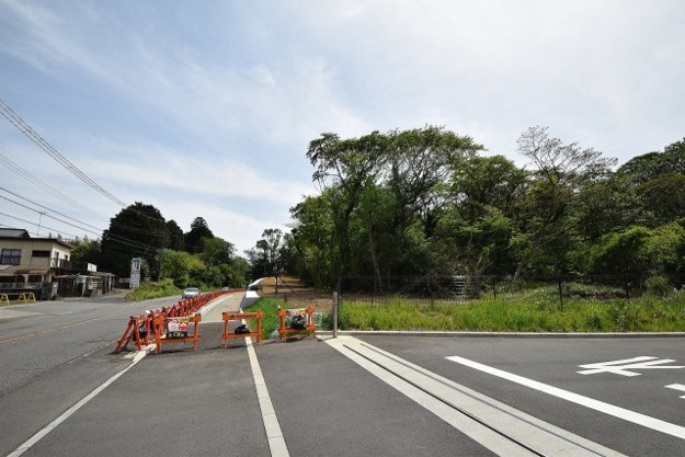 【外観】 | 伊東市富戸　売地 | 現在、行政側で国道沿いの造成工事中、
終われば歩行者や自転車などが通行可能です。