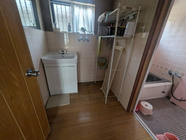 和泉市黒鳥町戸建（平屋）6DK（はなれ含む）の洗面所