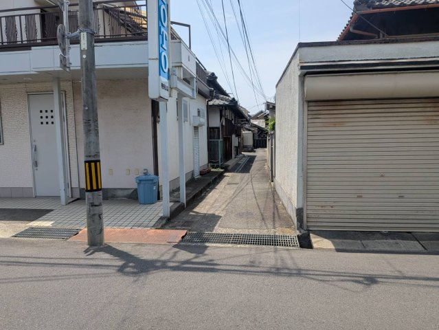 和泉市黒鳥町戸建（平屋）6DK（はなれ含む）のその他|大通りからこちらの道を入ったところに本物件があります。
