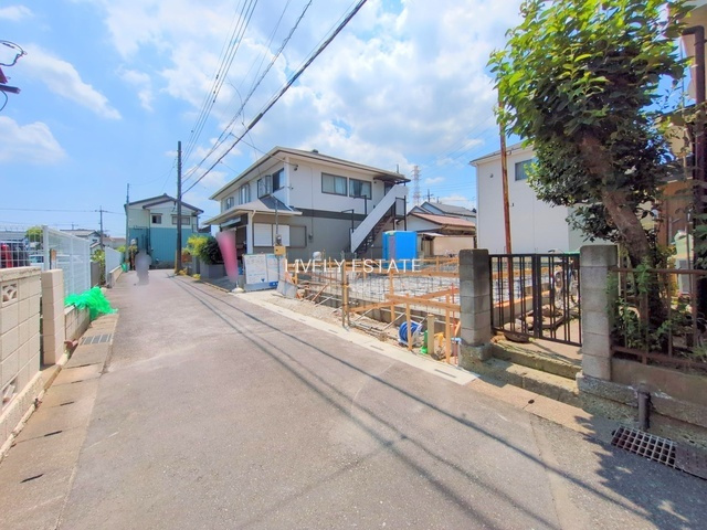 越谷市大字平方 新築分譲住宅の前面道路含む現地写真