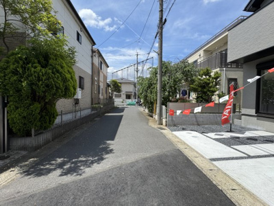 【前面道路含む現地写真】 | 流山市東初石１丁目新築戸建（東初石11期） | 南東側前面道路