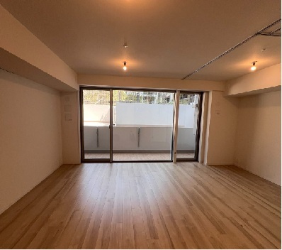 リビング横の洋室を含め約18.7帖のリビングとして利用可