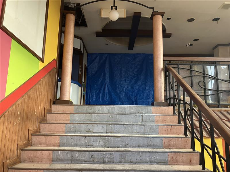 富木島町伏見貸店舗の玄関