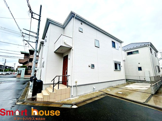 つきみ野1丁目　中古戸建ての前面道路含む現地写真|オシャレな外観は、人の目を引くだけではなく自慢したくなりますね！植木を置いたりアレンジは、自由です。自分の好みに仕上げましょう♪