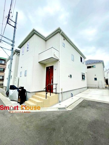 つきみ野1丁目　中古戸建ての外観|外壁が周囲の街並みと青空に生えるお洒落な仕上がり！周囲には高い建物のないエリア。青い空が大きく感じますね。