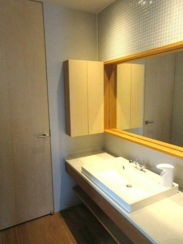 【中古戸建】伊勢崎市南千木町の独立洗面台|■洗面室｜大きな洗面器と使いやすさがいっぱいの洗面化粧台。お手入れ簡単でいつもキレイに。