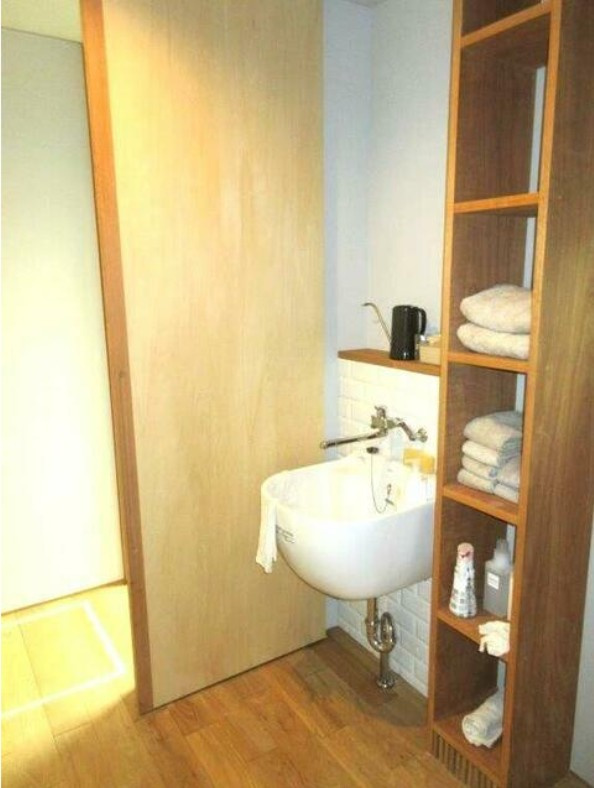 【中古戸建】伊勢崎市南千木町の独立洗面台|■洗面室｜お子様と着替えをしても広々と使用できる脱衣所スペース。