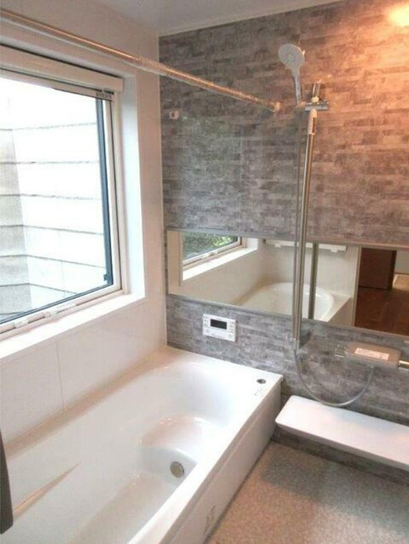 【中古戸建】伊勢崎市南千木町の浴室|■浴室｜足を伸ばしてゆったりと入浴ができる1坪タイプのバスルームです♪備え付けの棚には家族一人一人のシャンプーを分けて置くことができます♪バスルームをいつもすっきりと使えますね♪