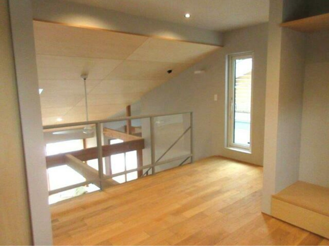 【中古戸建】伊勢崎市南千木町の洋室|■2階｜明るい陽射しが差し込む、天井吹き抜けを設けた間取り。開放感いっぱいの空間で気持ち良い暮らしをしてみませんか。