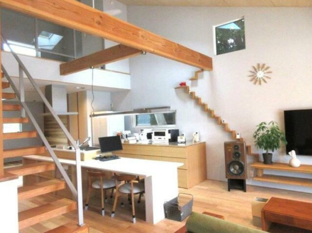 【中古戸建】伊勢崎市南千木町の居間・リビング|■リビング｜時の流れと共に陽射しは装いを変え空間に新たな彩りを与えます。一日中家に居ても飽きることなく過ごすことができる素敵な空間です♪