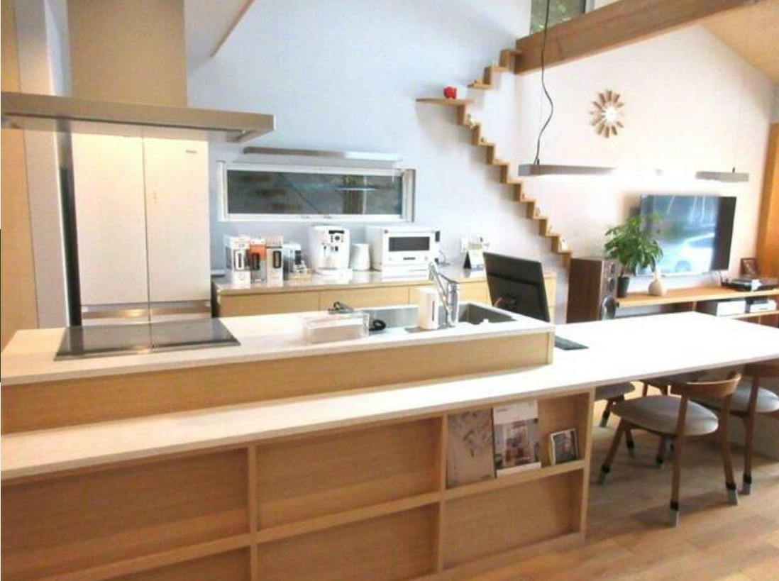 【中古戸建】伊勢崎市南千木町のキッチン|■キッチン｜作業がはかどる広々カウンタースペース。会話がはずむ「オープンキッチン」なので家族とのコミュニケーションも活発になります。