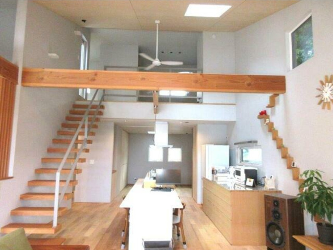 【中古戸建】伊勢崎市南千木町の居間・リビング|■リビング｜落ち着きのある表情を見せるリビングダイニング。太陽の光がたっぷり差し込むリビングは、自然とご家族が集まる居心地の良い空間です。