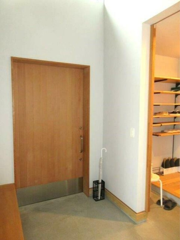 【中古戸建】伊勢崎市南千木町の玄関|■玄関｜インテリアで自分らしいコーディネートを施して、ドアを開けた瞬間のホッとする心地よさを演出してください♪