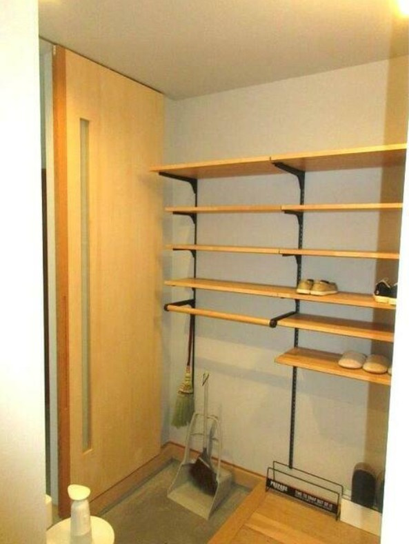 【中古戸建】伊勢崎市南千木町の玄関|■玄関｜S.I.Cはスペースが効率よく使える可動棚仕様！大きめのベビーカーやブーツ、平らなサンダルなど用途に合わせて段の高さが変えられます♪
