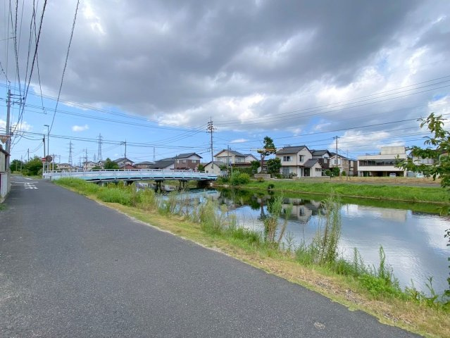 松江市東津田町第一　新築分譲住宅の展望|道向かいは天神川になり、家がなく圧迫感の無い立地になります。