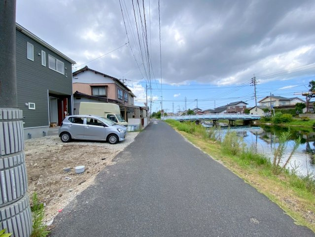 松江市東津田町第一　新築分譲住宅の前面道路含む現地写真|前面道路は幅員約4ｍの道路になります。幹線道路から入ってすぐの距離に立地します。