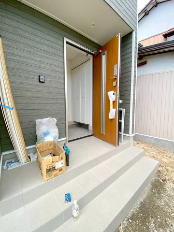 松江市東津田町第一　新築分譲住宅の玄関|玄関ポーチの広い仕様になります。