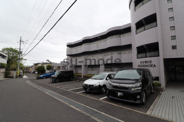 サンライズ春日丘の駐車場