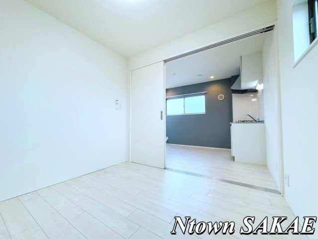 【居間・リビング】 | ハーモニーテラス高道町Ⅲ | こちらの居間で趣味の時間をお楽しみください
