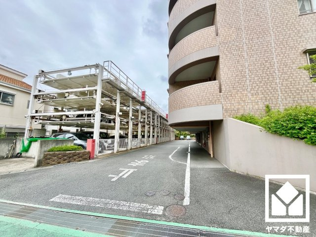 メロディーハイム松井山手ヒルズビューの駐車場